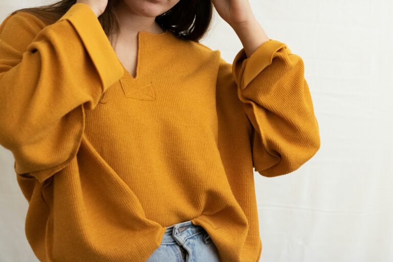 Close layered knit sweater shirt