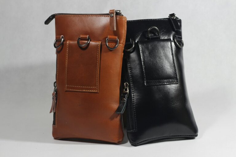 Close leather crossbody bag