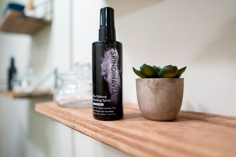 Lightweight moisturizer blotting papers setting spray