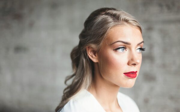 Effortless glow: simple ways to look refreshed without heavy makeup