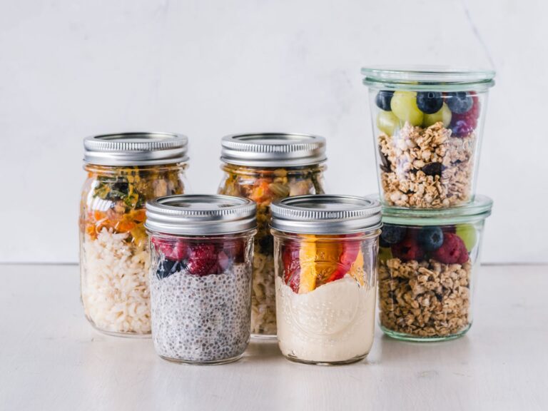 Yogurt granola berries