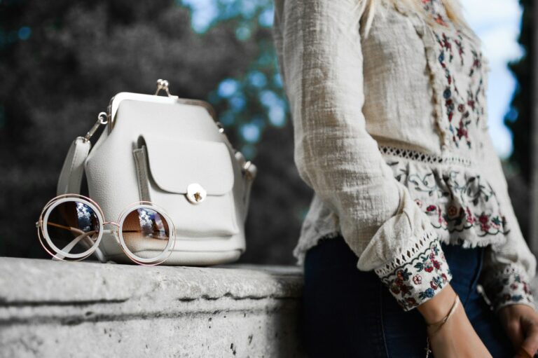 Medium leather handbag
