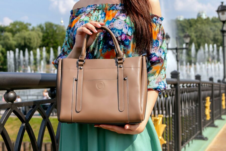 Medium leather handbag