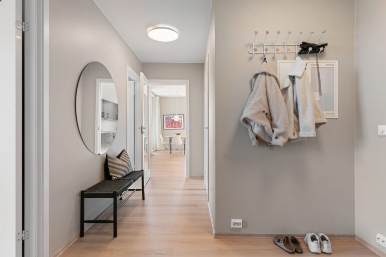 Entryway bench hooks