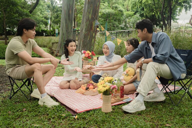Urban park picnic