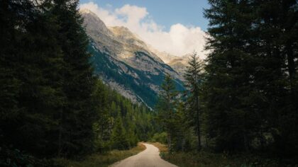 How to enjoy low‑impact mountain trips without needing expert skills