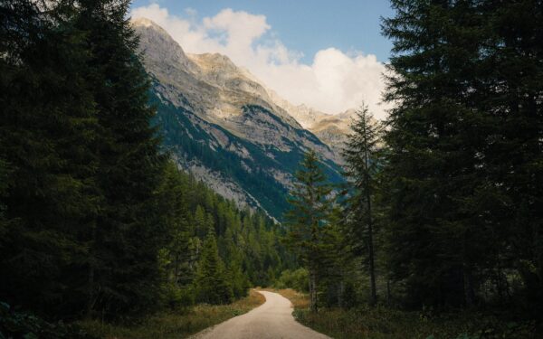 How to enjoy low‑impact mountain trips without needing expert skills