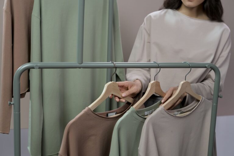 Minimalist clothing rack