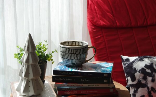 Quiet corners at home: how to create a simple reading nook in any room