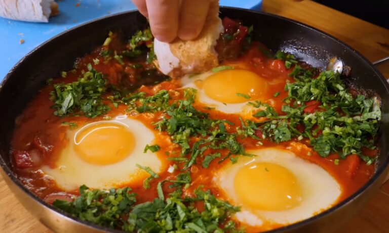 Baked eggs skillet