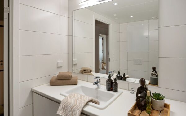 Simple bathroom routines that keep your home feeling fresh
