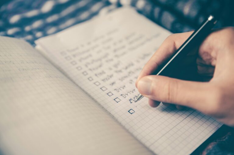 Paper list hand