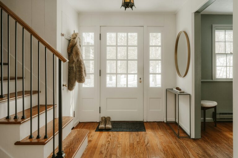Entryway bench hooks