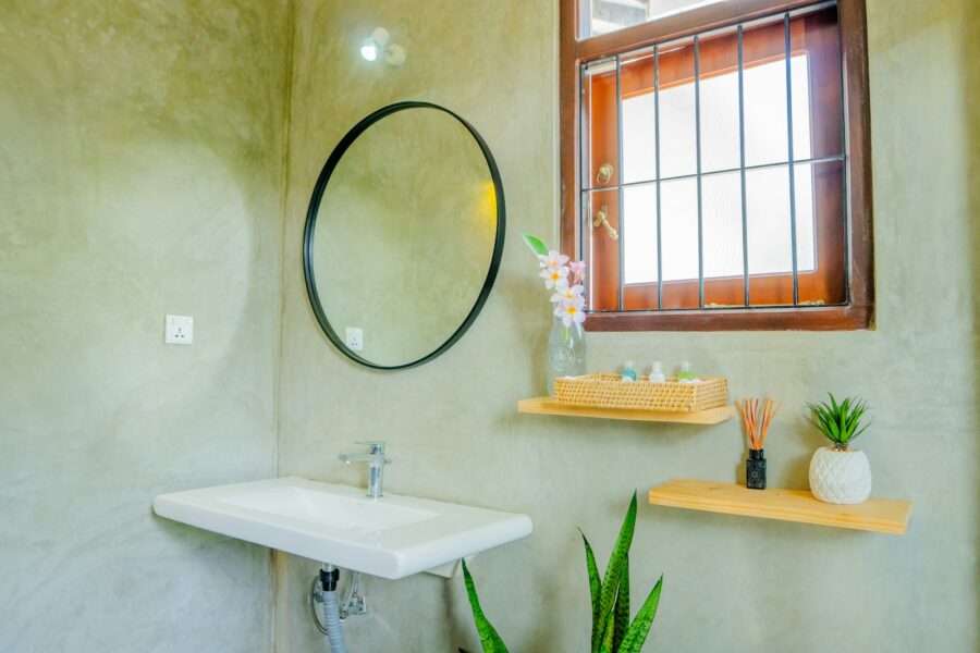 Minimalist bathroom shelf