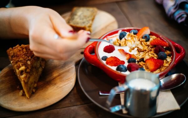 Simple baked oats: a cozy breakfast you can prep in one pan