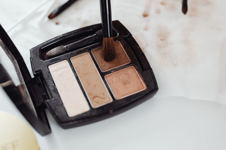 Soft neutral eyeshadow