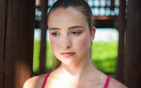 Soft summer glam: easy makeup that looks polished in the heat